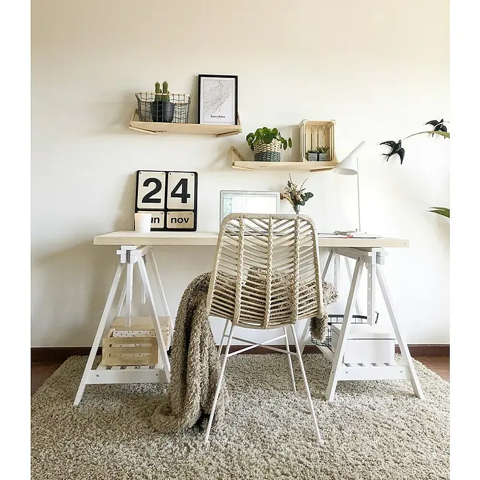 Astigarraga Holzbock Architekt - Tragkraft: 400 kg, Höhe: 70 cm, Kiefer, Weiß - Der minimalistische Arbeitsplatz mit einem hellen Holztisch auf weißen Böcken, einem Rattan-Stuhl und schwebenden Regalen an einer cremefarbenen Wand.