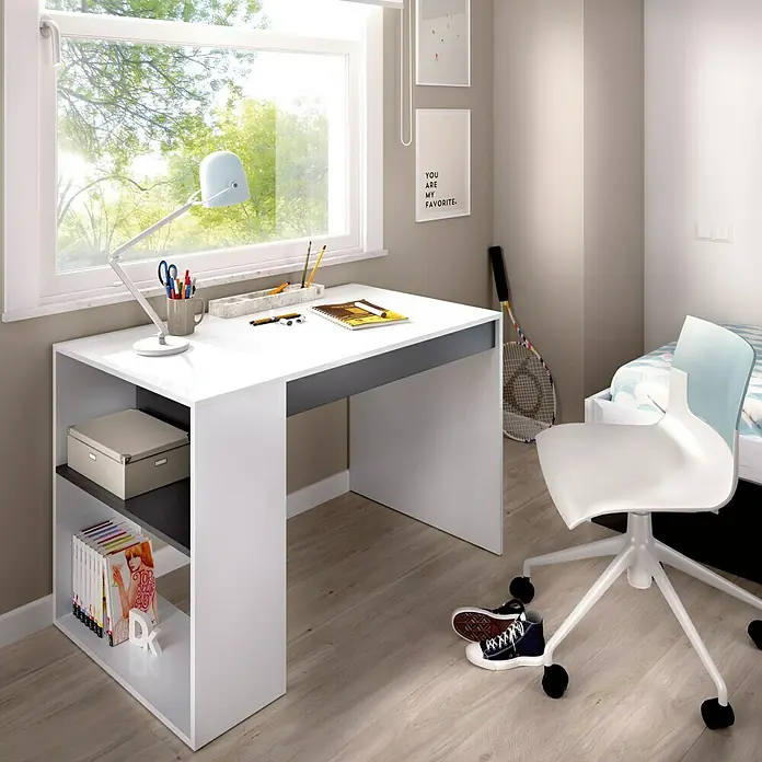 Dekit Mesa de escritorio Teo - L x An x Al: 50 x 115 x 74 cm, Blanco/Grafito - Un escritorio moderno blanco y gris con estanterías prácticas para libros y elementos decorativos, ideal para una habitación juvenil.