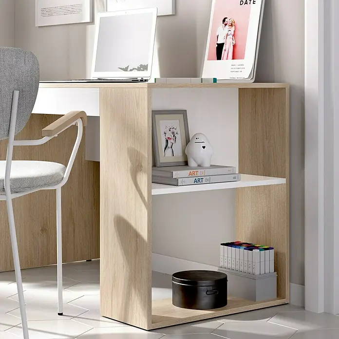 Dekit Mesa de escritorio Teo - L x An x Al: 50 x 115 x 74 cm, Roble/Blanco - Primer plano de un escritorio con aspecto de madera con estantes blancos y objetos decorativos surtidos.
