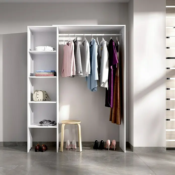 Dekit Armario para ropa Suit - L x An x Al: 40 x 140 x 187 cm, Blanco, Melamina - Un vestidor en blanco con estanterías y barra para ropa, que exhibe prendas, zapatos y un bolso.