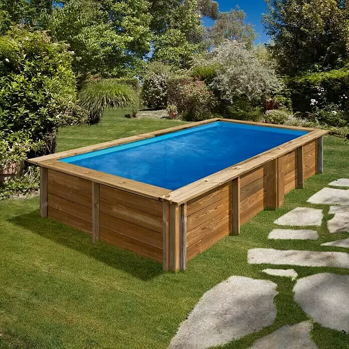 Gre Piscina de madera Lemon - L x An x Al: 375 x 200 x 68 cm, Natural, 3.700 l - Piscina rectangular elevada de madera con revestimiento azul, en un jardín verde con losas.