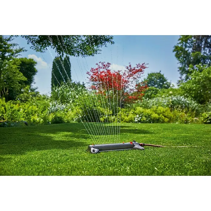 Gardena Viereckregner AquaZoom M - Max. Regnerfläche: 250 m² - Rasensprenger im Einsatz. Die Oszillationsbewegung des Regners sorgt für eine gleichmäßige Bewässerung des grünen Rasens im Garten.