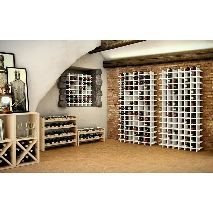 Astigarraga Weinregal - L x B x H: 75 x 22 x 75 cm, Anzahl Flaschen: 36 Stk. - Weinregale aus Holz in einem Weinkeller, darunter zwei große, weiße Regale und mehrere kleinere, naturbelassene Regale.