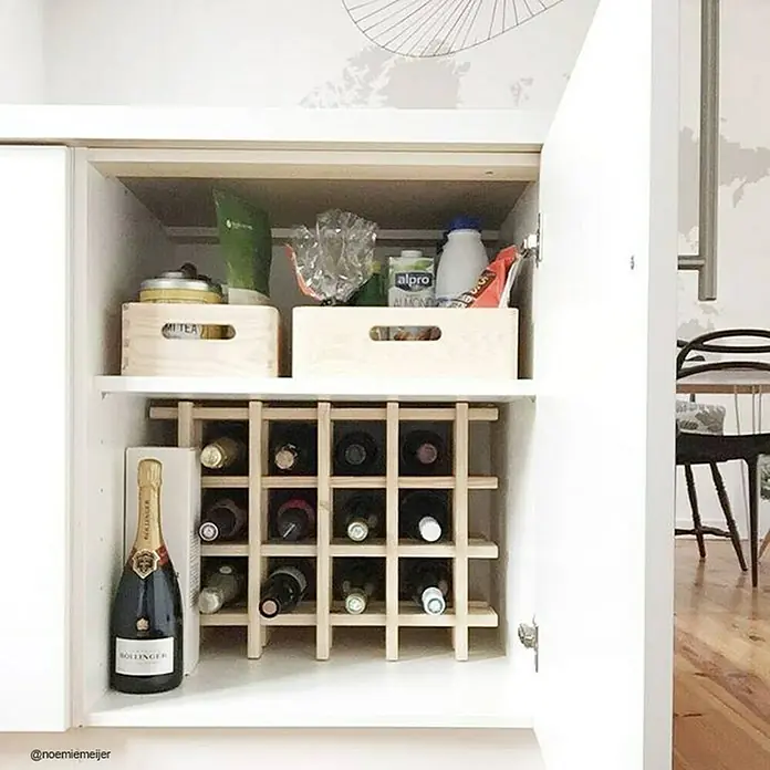 Astigarraga Weinregal - L x B x H: 43 x 22 x 32,5 cm, Anzahl Flaschen: 9 Stk. - Ein offener Küchenschrank mit Weinregal, in dem Flaschen und Vorratsbehälter ordentlich verstaut sind.