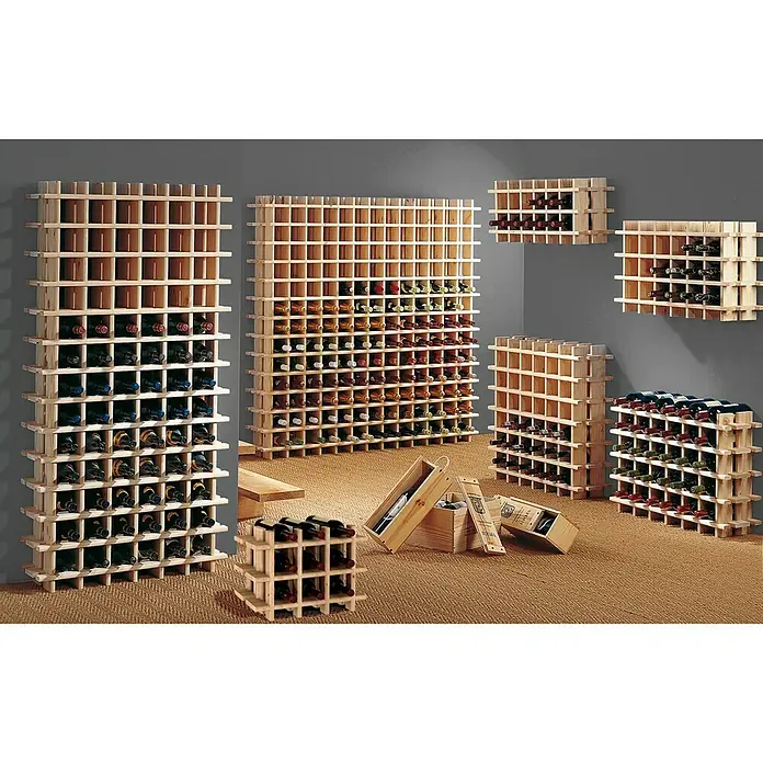 Astigarraga Weinregal - L x B x H: 43 x 22 x 32,5 cm, Anzahl Flaschen: 9 Stk. - Verschiedene Holzweinregale mit quadratischen Fächern in verschiedenen Größen und Konfigurationen, einige gefüllt mit Weinflaschen.