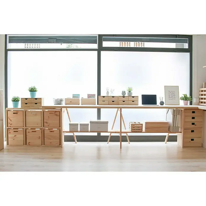Caballete de madera Glam - Peso máximo admitido: 400 kg, Altura: 74 cm, Pino - Una unidad de almacenamiento de madera con una mesa decorada con plantas, cajas y un ordenador portátil para un espacio organizado.