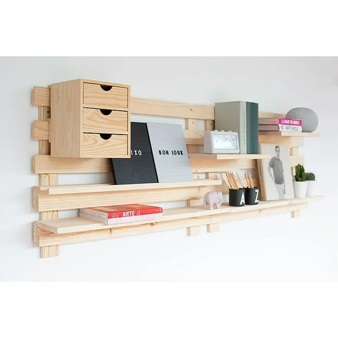 Astigarraga Adapter BTADAP.99 - L x B x H: 20 x 9,5 x 5 cm, Kiefernholz - Helles Holzregal an einer weißen Wand mit Schubladen und dekorativen Gegenständen. Perfekt als Blickfang im Wohnbereich.