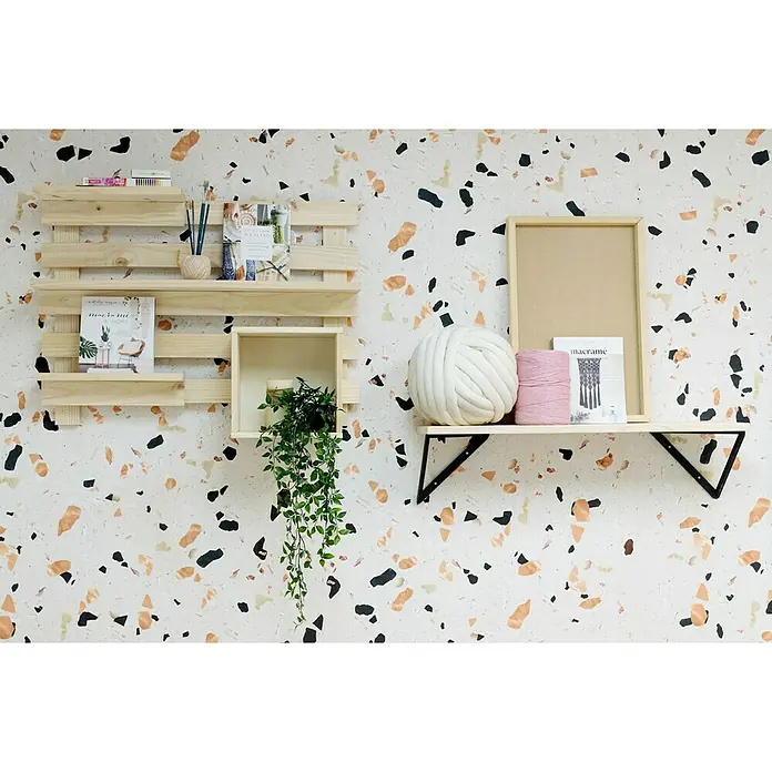 Astigarraga Adapter BTADAP.99 - L x B x H: 20 x 9,5 x 5 cm, Kiefernholz - Wandregale aus Holz, darunter ein Palettenregal und ein schwebendes Regal mit Dekorationen vor einer gesprenkelten Wand.