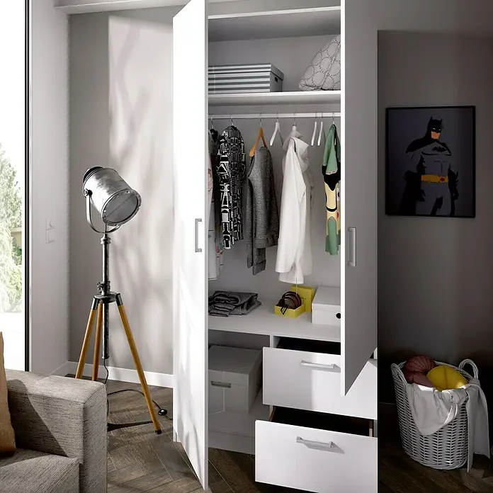 Dekit Armario para ropa Maxi - L x An x Al: 52 x 100 x 215 cm, Blanco, Número de puertas: 2 ud. - Armario abierto con acabado blanco, estantes, cajones y ropa, junto a una lámpara y un cuadro de Batman.