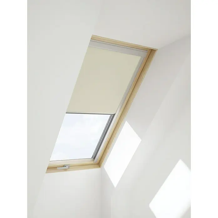 Verdunkelungsrollo DUA - Beige, 78 x 118 cm, Passend für: Dachfenster 78 x 118 cm von Solid Elements, VELUX®, FAKRO® - Dachfenster mit halb geschlossenem Rollo in einem hellen Raum, das für angenehmes Licht sorgt. Ideal zur Verdunkelung und als Sichtschutz.