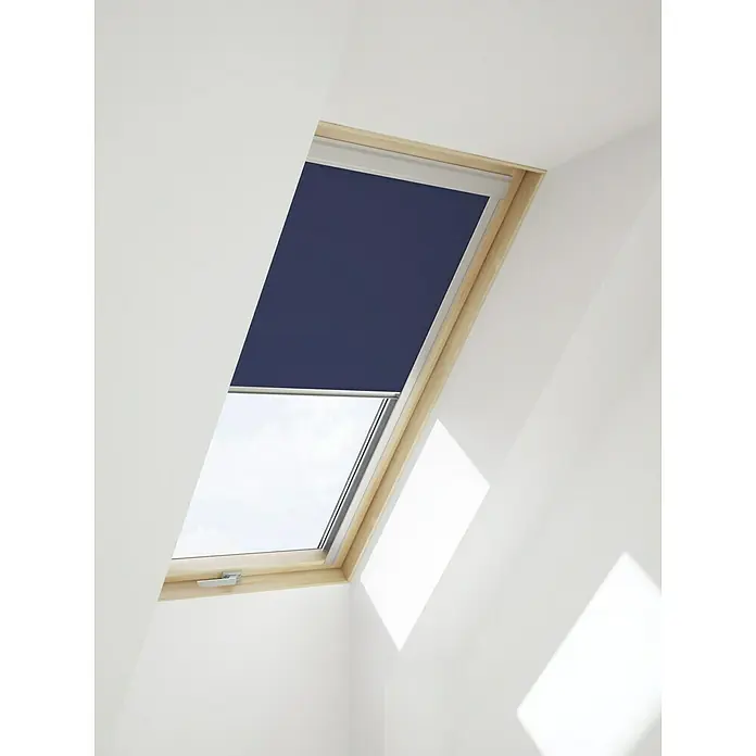 Verdunkelungsrollo DUA - Dunkelblau, 78 x 118 cm, Passend für: Dachfenster 78 x 118 cm von Solid Elements, VELUX®, FAKRO® - Dachfenster mit blauem Rollo, das teilweise geschlossen ist und Licht hereinlässt. Das Fenster ist in einen weißen Rahmen eingelassen.