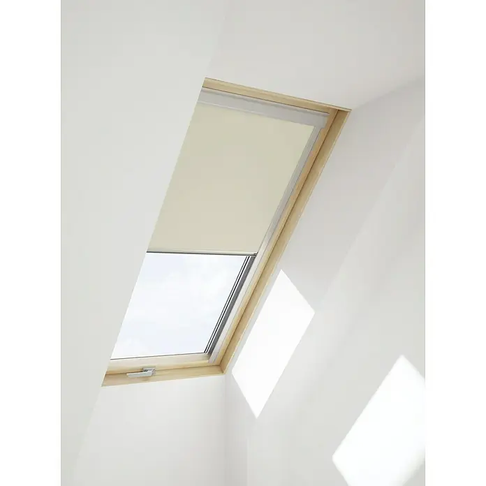 Verdunkelungsrollo DUA - Beige, 78 x 140 cm, Passend für: Dachfenster 78 x 140 cm von Solid Elements, VELUX®, FAKRO® - Ein Dachfenster mit einem beigen Rollo, das teilweise heruntergelassen ist und etwas Tageslicht hereinlässt, ist auf dem Bild zu sehen.