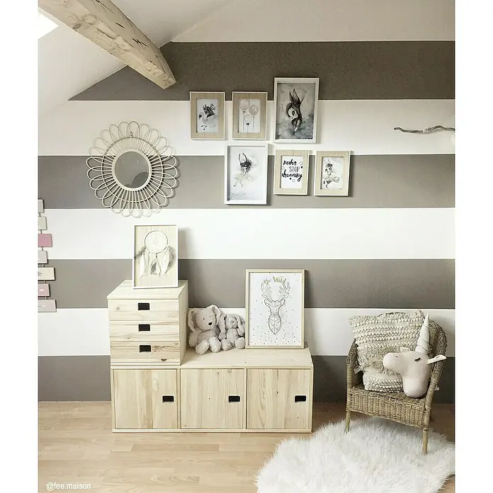 Astigarraga Dinamic Möbeltür - L x B x H: 36,2 x 32,5 x 1,6 cm, Kiefernholz - Kinderzimmer mit Holzkommode, Bildern und Dekorationen in sanften Farben für eine gemütliche Atmosphäre.