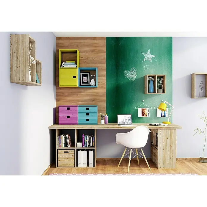 Astigarraga Dinamic Schubladenturm - 33 x 36,2 x 36,2 cm, Anzahl Schubladen: 3 Stk., Kiefernholz, Natur - Ein farbenfroher Arbeitsplatz mit einem hellen Schreibtisch, bunten Regalen und einem weißen Stuhl.