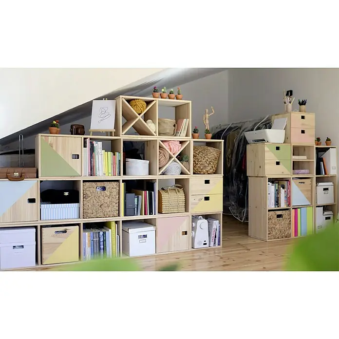 Astigarraga Dinamic Schubladenturm - 33 x 36,2 x 36,2 cm, Anzahl Schubladen: 3 Stk., Kiefernholz, Natur - Regale aus hellem Holz mit farbigen Dreiecken und diversen Gegenständen. Das Regal bietet viel Stauraum.