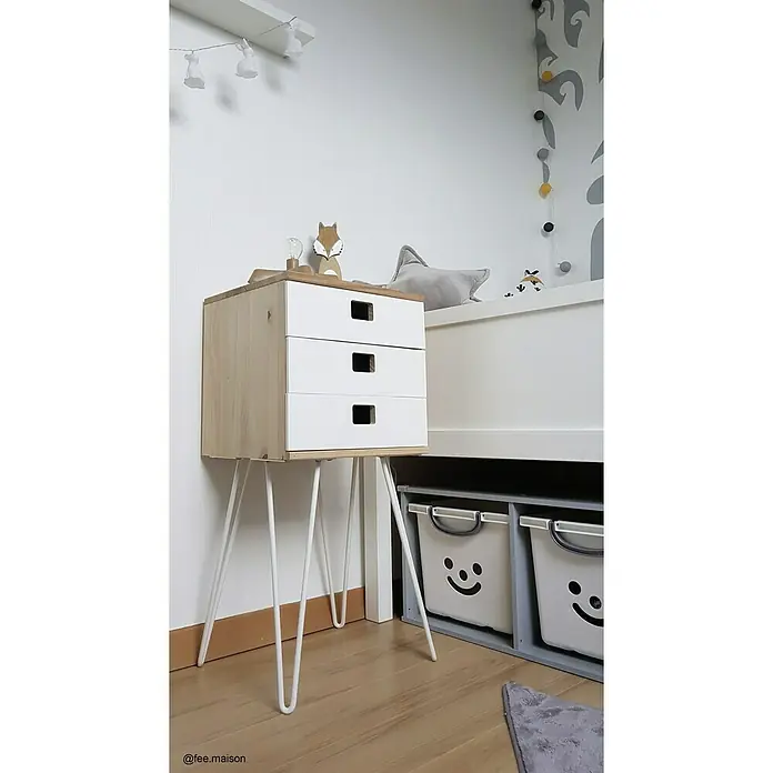 Astigarraga Dinamic Schubladenturm - 33 x 36,2 x 36,2 cm, Anzahl Schubladen: 3 Stk., Kiefernholz, Natur - Eine stilvolle Kommode mit drei weißen Schubladen und filigranen weißen Beinen, perfekt für ein modernes Kinderzimmer.