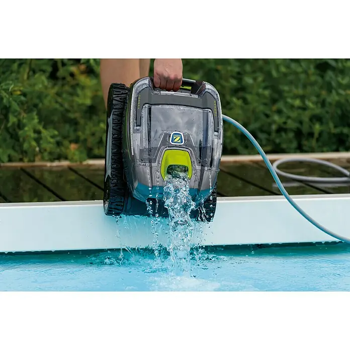 Zodiac Robot de piscina Tornax GT3220 TILE - Funcionamiento en red, Piscinas de hasta 9 x 4 m, 11 m³/h - El robot limpiafondos Zodiac TornaX se está vaciando sobre una piscina, asegurando la limpieza.