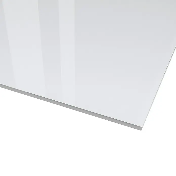 Kunstglas Owocor - 100 cm x 100 cm x 5 mm, Eben, Klar, Polystyrol - Nahaufnahme einer glänzenden, weißen Acrylglasplatte, die das Licht reflektiert und eine moderne Ästhetik vermittelt.
