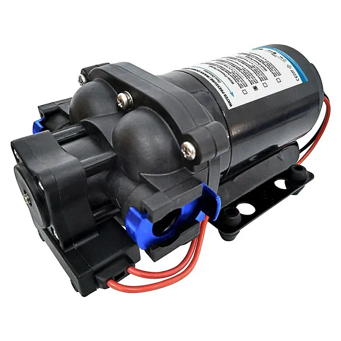 Albin Pump Druckwasserpumpe WPS 3.5 - Max. Fördermenge: 13,2 l/min, 12 V - Nahaufnahme einer schwarzen Wasserpumpe mit blauen Akzenten und gut sichtbaren Details.