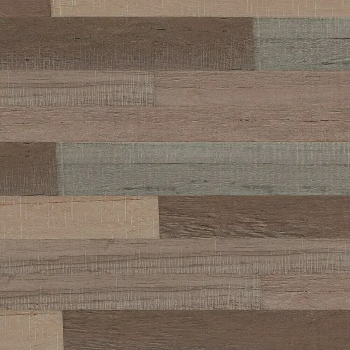Indo Wandpaneel Barnwall Lombardy - Shorea, 1.200 x 120 x 10 mm, 0,864 m² - Holzpaneel mit einer Mischung aus braunen und grauen Farbtönen. Die Oberfläche zeigt eine ausgeprägte Holzmaserung.