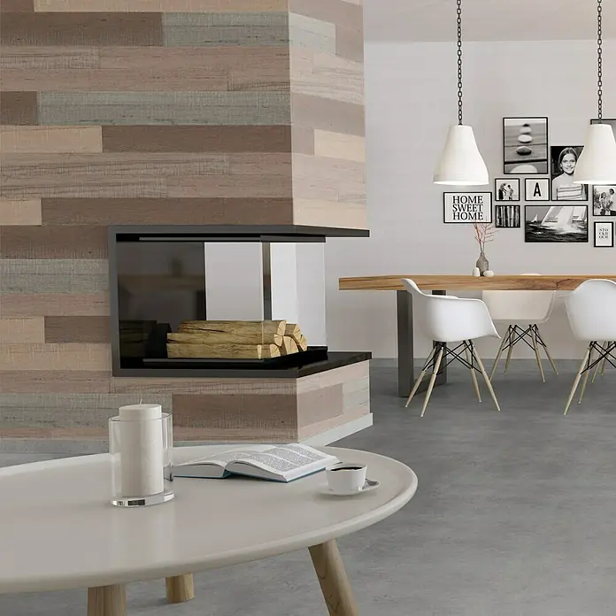 Indo Wandpaneel Barnwall Lombardy - Shorea, 1.200 x 120 x 10 mm, 0,864 m² - Das moderne Wohnzimmer verfügt über einen stilvollen Kamin mit Holzscheiten und einen Couchtisch mit Buch und Kerze.
