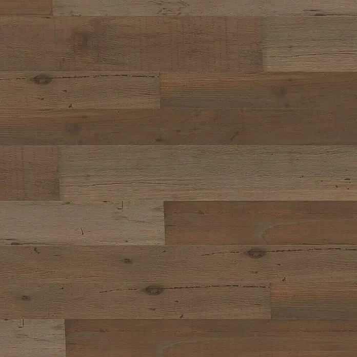 Indo Wandpaneel Barnwall Calabria - Shorea, 1.200 x 120 x 10 mm, 0,864 m² - Nahaufnahme eines rustikalen Holzpaneels mit warmen Brauntönen und ausgeprägten Maserungen, ideal für Wandverkleidungen.