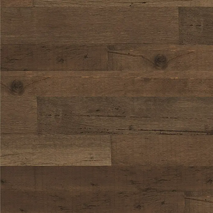 Indo Wandpaneel Barnwall Verona - Shorea, 1.200 x 120 x 10 mm, 0,864 m² - Nahaufnahme eines Paneels aus rustikalem, dunkelbraunem Holzboden mit Astlöchern und Maserung.