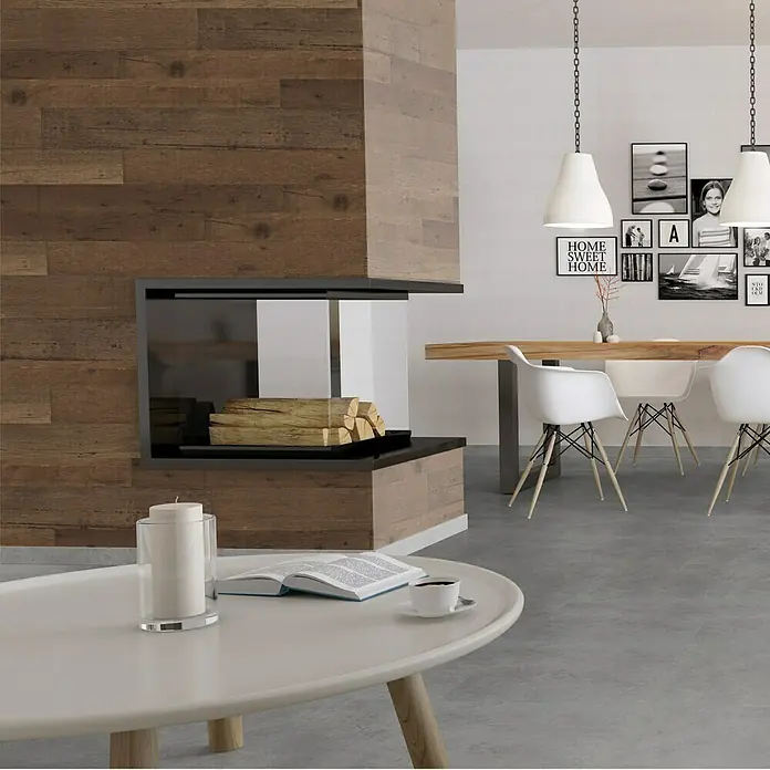 Indo Wandpaneel Barnwall Verona - Shorea, 1.200 x 120 x 10 mm, 0,864 m² - Moderne Inneneinrichtung mit Kamin, Tisch und Stühlen. Der Fokus liegt auf dem stilvollen Design und der angenehmen Atmosphäre des Wohnraums.