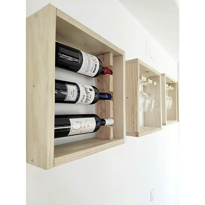 Astigarraga Weinregal - L x B x H: 12 x 40 x 40 cm, Holz, Anzahl Flaschen: 3 Stk. - Weinregale aus hellem Holz sind an einer weissen Wand montiert. Das Weinregal hält Weinflaschen, während andere Regale Weingläser aufbewahren.