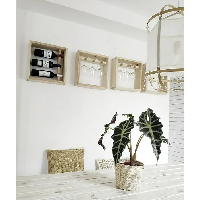 Astigarraga Weinregal - L x B x H: 12 x 40 x 40 cm, Holz, Anzahl Flaschen: 3 Stk. - Eine Nahaufnahme einer Wand mit einem Weinregal aus Holz, Gläsern und Weinflaschen, die eine elegante und funktionale Dekoration bilden.