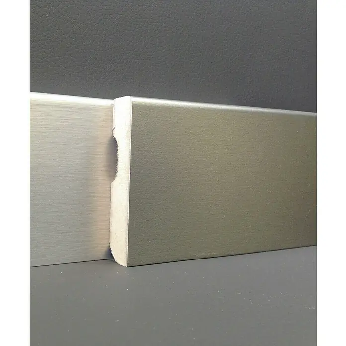 Rufete Rodapié MDF Acero - 224 cm x 14 mm x 80 mm, MDF - Primer plano de dos zócalos en tonos plateado y gris, destacando los detalles y la textura del acabado superficial.