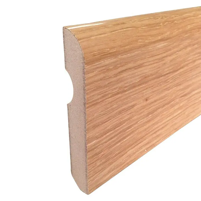 Rufete Rodapié MDF Barnizado - 224 cm x 15 mm x 90 mm, MDF, Roble - Primer plano de un zócalo de madera con borde redondeado y conducto para cables, ideal para un diseño de habitación elegante y una gestión práctica de los cables.