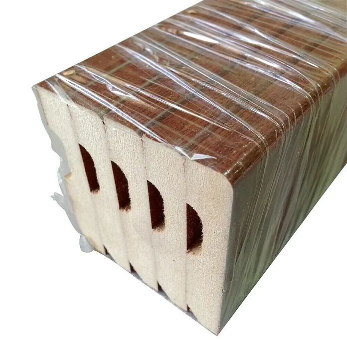 Rufete Rodapié de melamina - 224 cm x 14 mm x 70 mm, Efecto madera, Sapelly, 5 ud. - Un paquete de perfiles de madera envueltos en plástico transparente, mostrando la veta de la madera y las ranuras laterales.