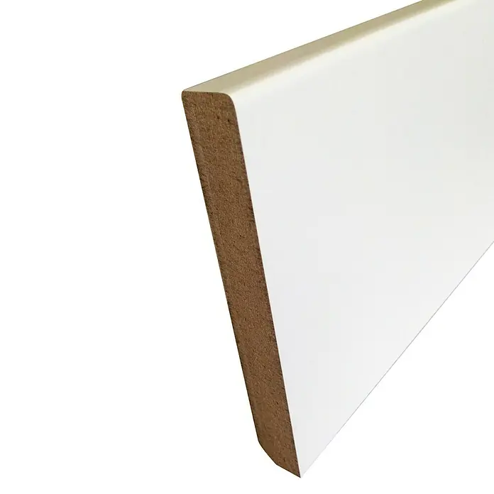 Rufete Rodapié MDF lacado blanco - 225 cm x 12 mm x 120 mm, MDF - Primer plano de un zócalo blanco de MDF, ideal para interiores modernos y acabados de suelo.