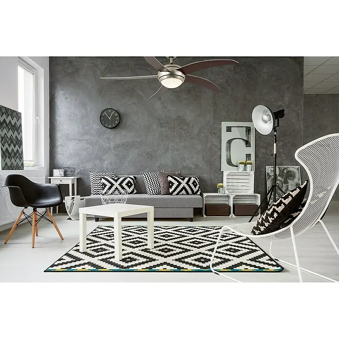 Arte confort Ventilador de techo Tahiti - Roble, 132 cm, 65 W - Ventilador de techo de cinco palas en un salón moderno. El ventilador tiene una luz integrada y palas marrones, que combinan bien con la habitación.