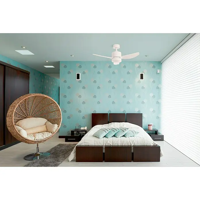 Arte confort Ventilador de techo Ellis - Blanco, 108 cm, 15 W, Blanco cálido - Dormitorio con cama doble con estructura de madera oscura, ventilador de techo blanco y sillón colgante de ratán.