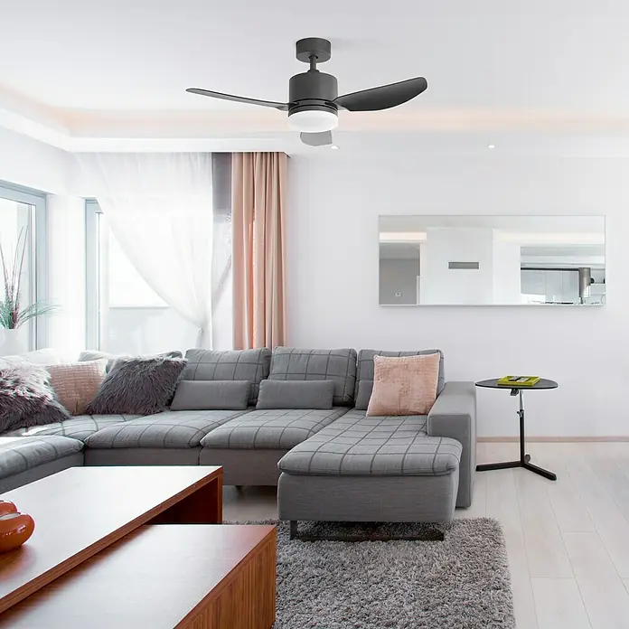 Arte confort Ventilador de techo Ellis - Negro, 108 cm, 15 W, Multicolor - Interior de una sala de estar moderna con un ventilador de techo gris, un sofá gris y una mesa de centro.
