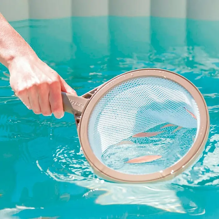 Intex Set para la limpieza de Spa - 3 pzs., Plástico, Beige - Primer plano de un skimmer de piscina Intex que retira hojas y suciedad de la piscina, asegurando un espacio acuático limpio y agradable.