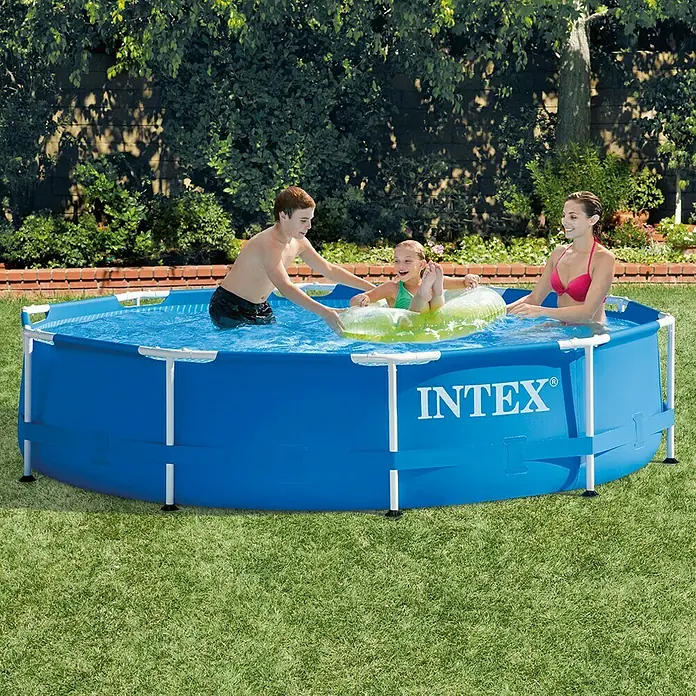 Intex Piscina Frame Rondo - Ø x Al: 305 x 76 cm, Azul, 4.485 l - Tres personas disfrutan de una piscina Intex en el patio trasero, con la piscina azul y el césped verde que ofrecen un contraste colorido.