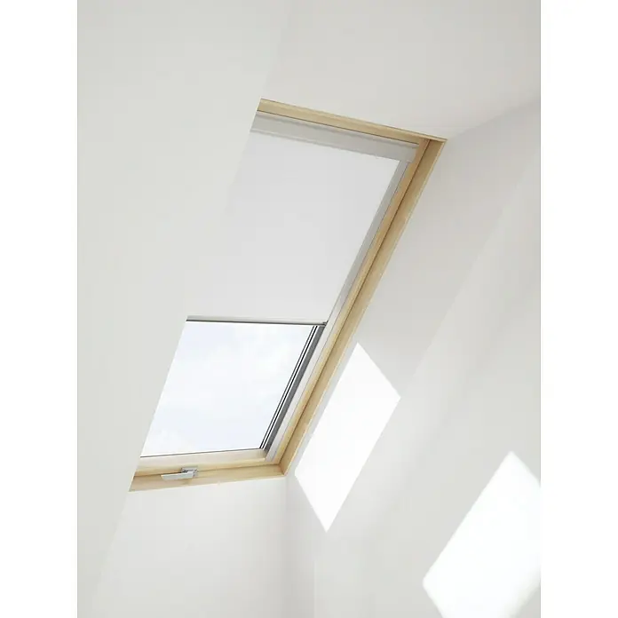 Verdunkelungsrollo DUA - Weiß, 78 x 118 cm, Passend für: Dachfenster 78 x 118 cm von Solid Elements, VELUX®, FAKRO® - Ein Dachfenster mit Holzrahmen und einem Griff an der Unterseite, das viel Tageslicht in den Raum lässt.