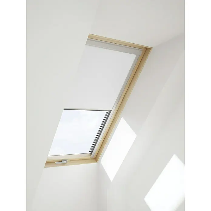Verdunkelungsrollo DUA - Weiß, 78 x 140 cm, Passend für: Dachfenster 78 x 140 cm von Solid Elements, VELUX®, FAKRO® - Ein Dachfenster mit teilweise heruntergelassenem Rollo und Holzrahmen vor einer weißen Wand, das Licht ins Zimmer lässt.