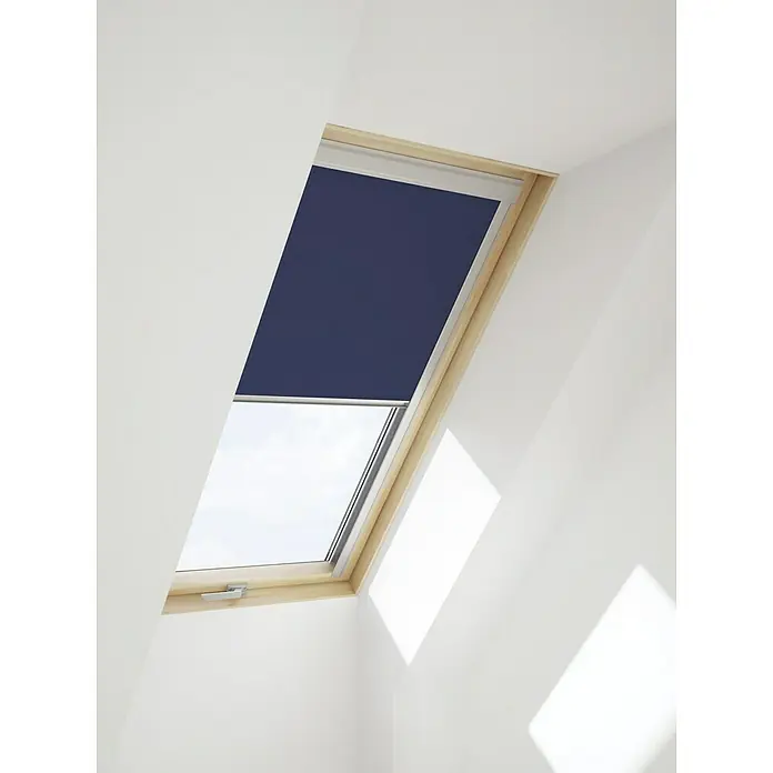 Verdunkelungsrollo DUA - Dunkelblau, 55 x 98 cm, Passend für: Dachfenster 55 x 98 cm von Solid Elements, VELUX®, FAKRO® - Dachfenster mit einem blauen Rollo, das teilweise geschlossen ist, wodurch ein Teil des Himmels sichtbar wird. Das Fenster ist in hellem Holz gerahmt.