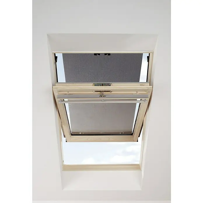 Dachfenster-Markise MUA MXA - Passend für: VELUX® Dachfenster, 78 cm, Schwarz - Ein nach oben geöffnetes Dachfenster mit einem Insektenschutzrollo, das teilweise heruntergezogen ist, um Insekten fernzuhalten.