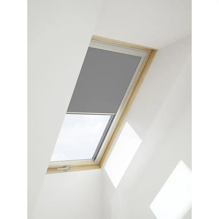 Verdunkelungsrollo DUA - Grau, 55 x 78 cm, Passend für: Dachfenster 55 x 78 cm von Solid Elements, VELUX®, FAKRO® - Ein Dachfenster mit einem grauen Rollo, das teilweise heruntergelassen ist, um das Licht zu dimmen. Das Fenster ist in einen hellen Holzrahmen eingefasst.