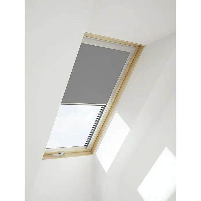 Verdunkelungsrollo DUA - Grau, 114 x 118 cm, Passend für: Dachfenster 114 x 118 cm von Solid Elements, VELUX®, FAKRO® - Ein Dachfenster mit einem grauen Rollo, das teilweise heruntergelassen ist, um das Licht zu filtern und Privatsphäre zu gewährleisten.