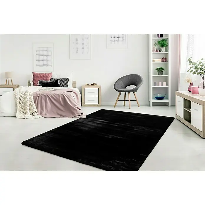 Fellteppich Happy - Schwarz, 290 x 200 cm, 100 % Polyester (Flor) - Ein luxuriöser, schwarzer Teppich liegt in einem hellen Schlafzimmer und verleiht dem Raum eine elegante und moderne Note.