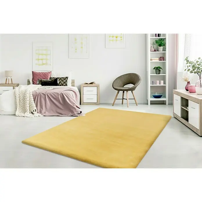 Fellteppich Happy - Gelb, 150 x 80 cm, 100 % Polyester (Flor) - Ein gelber Teppich liegt in einem hellen, modernen Schlafzimmer und verleiht dem Raum Wärme und Farbe.