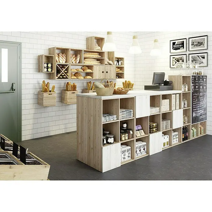 Astigarraga Dinamic Holzregal - H x B x T: 36,2 x 36,2 x 33 cm, Traglast pro Boden: 50 kg, Anzahl Böden: 2 Stk., Schrauben, Natur - Innenansicht einer Bäckerei mit rustikalen Holzregalen voller Brot und Waren, die ein gemütliches und einladendes Ambiente schaffen.