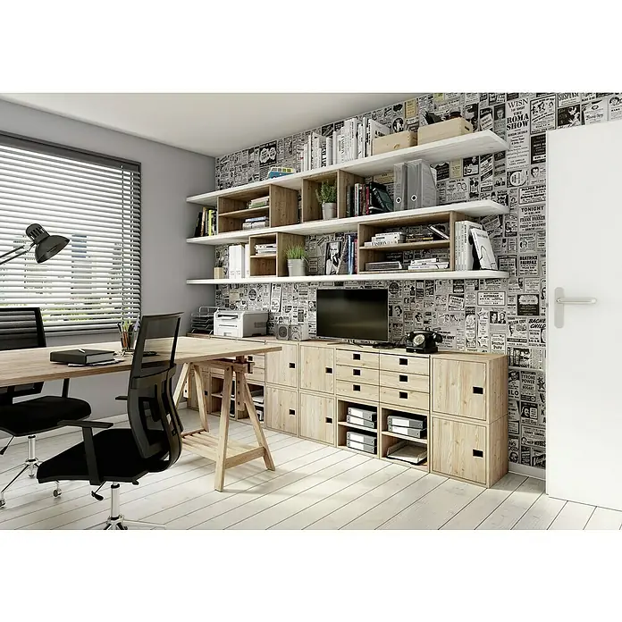 Astigarraga Dinamic Holzregal - H x B x T: 36,2 x 36,2 x 33 cm, Traglast pro Boden: 50 kg, Anzahl Böden: 2 Stk., Schrauben, Natur - Büro mit hellem Holztisch und schwarzen Bürostühlen, Regalen und Schränken aus hellem Holz mit Bücher und Aktenordnern. Die Tapete ist mit Zeitungsartikeln beklebt.