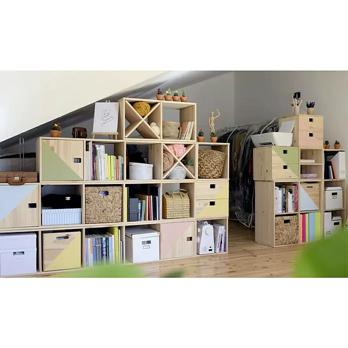 Astigarraga Dinamic Holzregal - H x B x T: 36,2 x 36,2 x 33 cm, Traglast pro Boden: 50 kg, Anzahl Böden: 2 Stk., Schrauben, Natur - Einrichten mit modularen Holzregalen. Die Regale sind mit Büchern, Körben und Pflanzen dekoriert und schaffen ein gemütliches Ambiente.